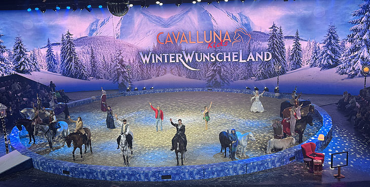Schlu&szlig;bild der CAVALLUNA Kids Show "WinterW&uuml;nscheLand" in M&uuml;nchen am 21.12.2024 (&copy;Foto: Martin Schmitz)